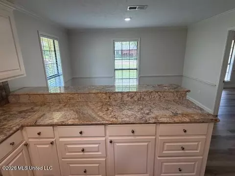 Kitchen - 432 Arundel Dr, Brandon, MS 39047 photo 5 of 6