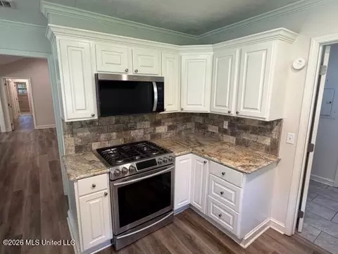 Kitchen - 432 Arundel Dr, Brandon, MS 39047 photo 2 of 6