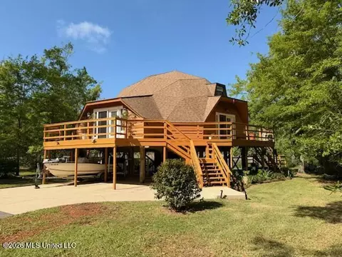9017 W Simmons Cir, Ocean Springs, MS 39564