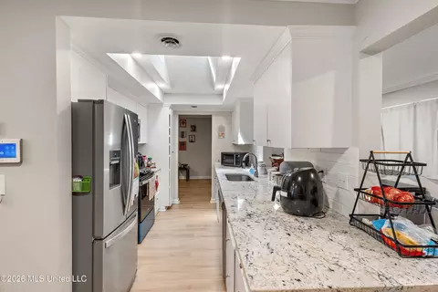 Kitchen - 5144 Reddoch Dr, Jackson, MS 39211 photo 2 of 2