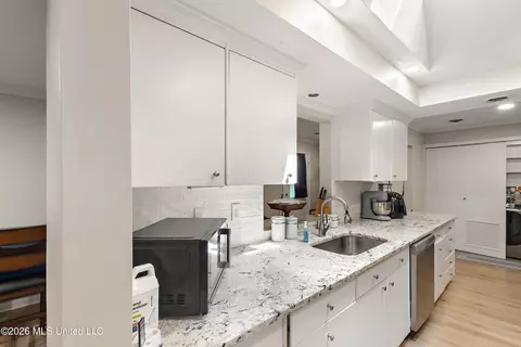 Kitchen - 5144 Reddoch Dr, Jackson, MS 39211 photo 1 of 2