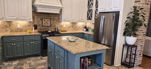 Kitchen - 155 Amethyst Dr, Brandon, MS 39047 photo 2 of 3