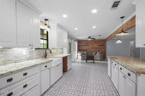 Kitchen - 101 Lakeview Rd, Brandon, MS 39047 photo 4 of 13