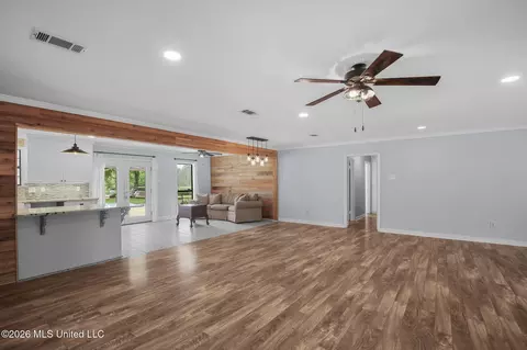 Living - 101 Lakeview Rd, Brandon, MS 39047 photo 5 of 11