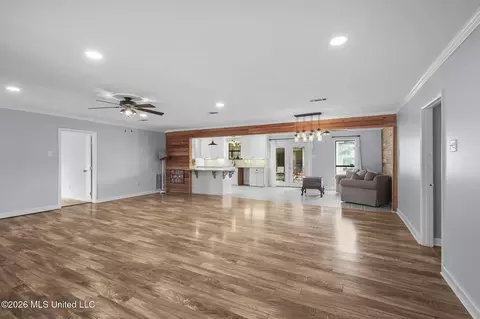 Living - 101 Lakeview Rd, Brandon, MS 39047 photo 1 of 11