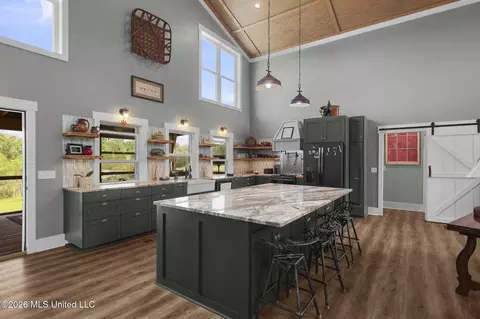 Kitchen - 101 Lakeview Rd, Brandon, MS 39047 photo 8 of 13