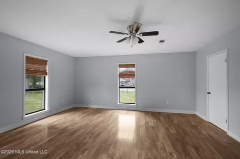 Living - 101 Lakeview Rd, Brandon, MS 39047 photo 9 of 11