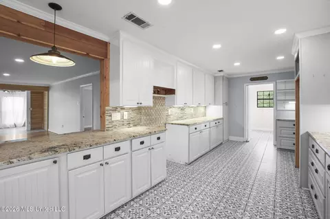 Kitchen - 101 Lakeview Rd, Brandon, MS 39047 photo 2 of 13