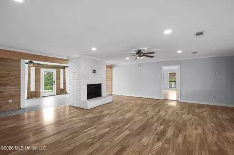 Living - 101 Lakeview Rd, Brandon, MS 39047 photo 2 of 11