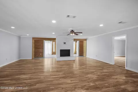 Living - 101 Lakeview Rd, Brandon, MS 39047 photo 3 of 11