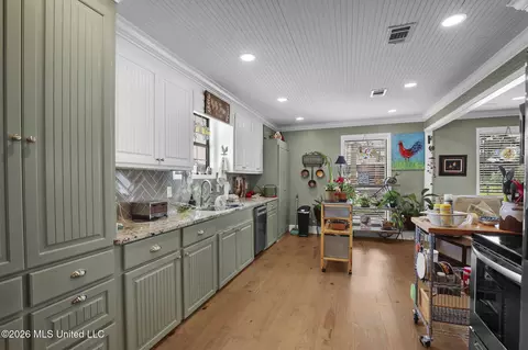 Kitchen - 101 Lakeview Rd, Brandon, MS 39047 photo 7 of 13