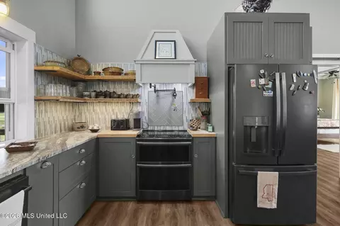 Kitchen - 101 Lakeview Rd, Brandon, MS 39047 photo 11 of 13
