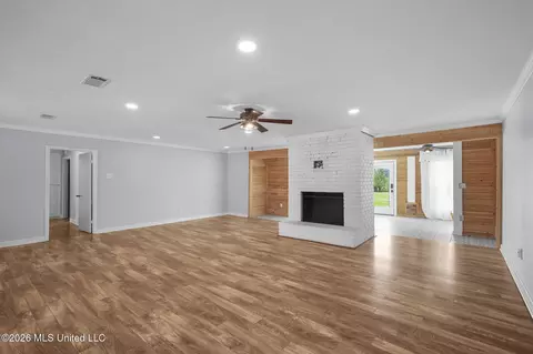 Living - 101 Lakeview Rd, Brandon, MS 39047 photo 4 of 11