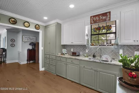 Kitchen - 101 Lakeview Rd, Brandon, MS 39047 photo 6 of 13