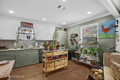 Kitchen - 101 Lakeview Rd, Brandon, MS 39047 photo 5 of 13