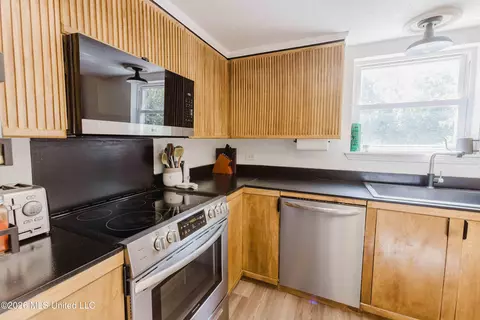 Kitchen - 69 Sycamore Ln, Brandon, MS 39042 photo 3 of 3