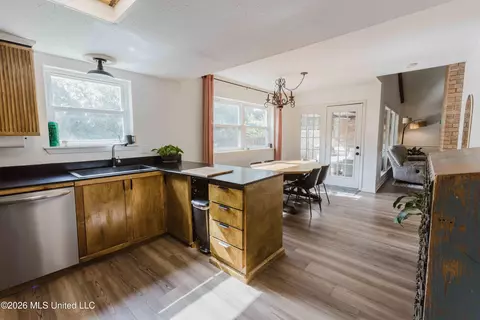 Kitchen - 69 Sycamore Ln, Brandon, MS 39042 photo 2 of 3