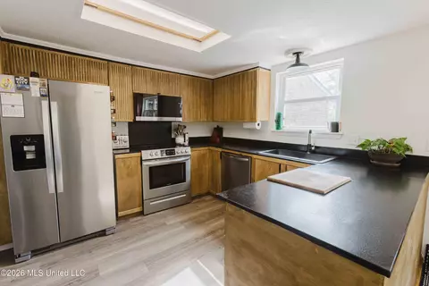 Kitchen - 69 Sycamore Ln, Brandon, MS 39042 photo 1 of 3