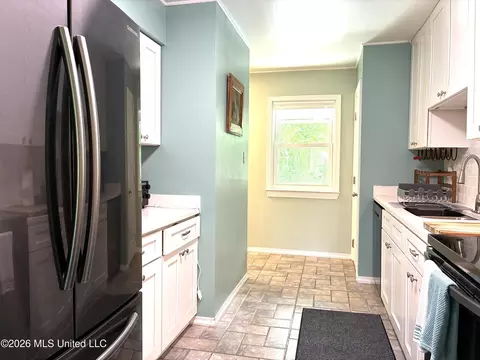 Kitchen - 222 Highpoint Dr, Diamondhead, MS 39525 photo 3 of 3