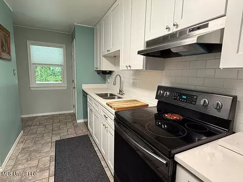 Kitchen - 222 Highpoint Dr, Diamondhead, MS 39525 photo 2 of 3