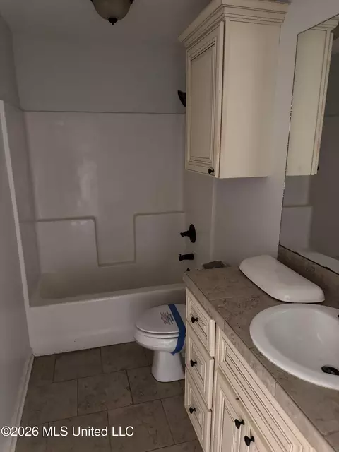 Bath - 151 Notting Hill Pl, Canton, MS 39046 photo 1 of 2