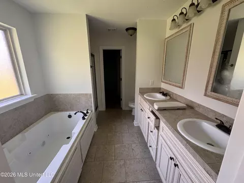 Bath - 151 Notting Hill Pl, Canton, MS 39046 photo 2 of 2