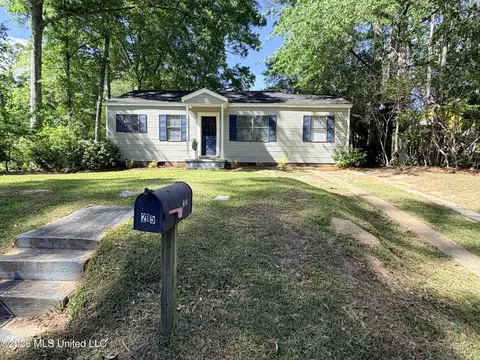 215 W Simpson Ave, Mendenhall, MS 39114