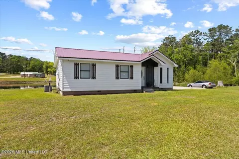 113 Clyde Pipkins Rd, Lucedale, MS 39452