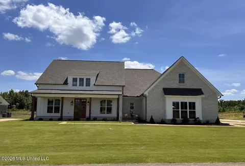 4233 Edison Dr, Nesbit, MS 38651