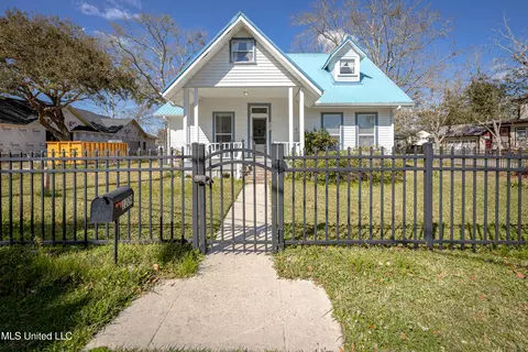 1209 Calhoun St, Ocean Springs, MS 39564