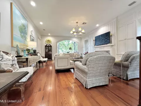 Living - 409 Roses Bluff Dr, Madison, MS 39110 photo 2 of 3