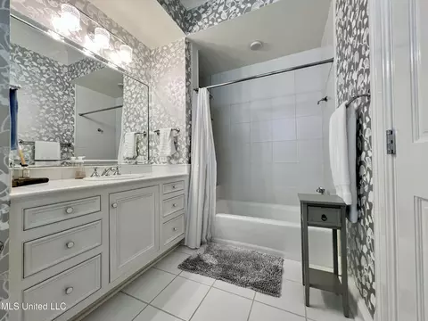 Bath - 409 Roses Bluff Dr, Madison, MS 39110 photo 8 of 11