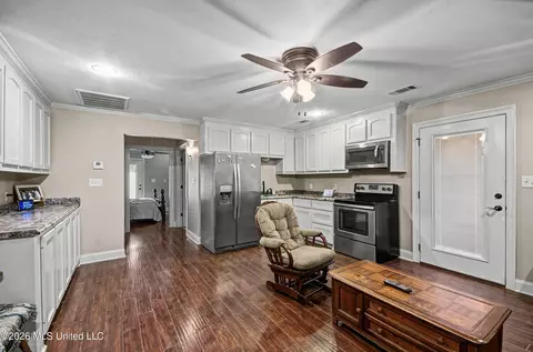 Kitchen - 2964 Highway 471, Brandon, MS 39047 photo 3 of 4