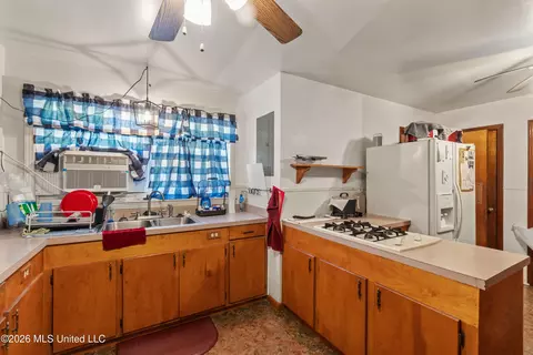 Kitchen - 294 Saint Peter St, State Line, MS 39362 photo 4 of 4