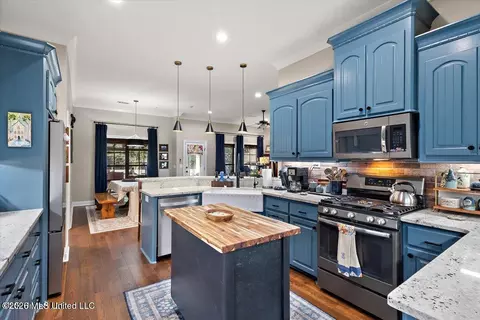 Kitchen - 902 Timberton Dr, Pearl, MS 39208 photo 2 of 3