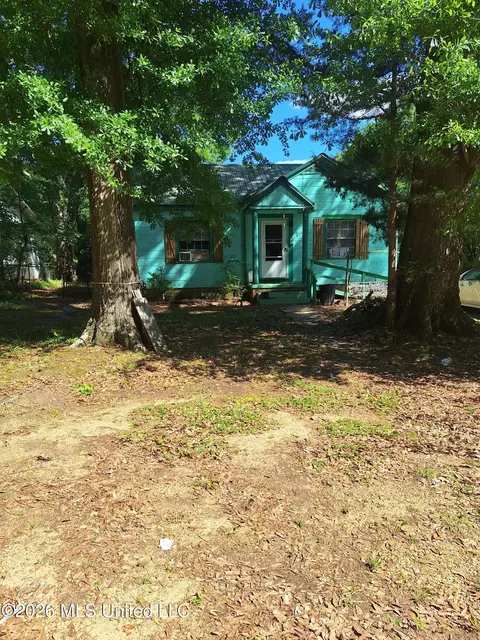627 S 6th St, Mccomb, MS 39648