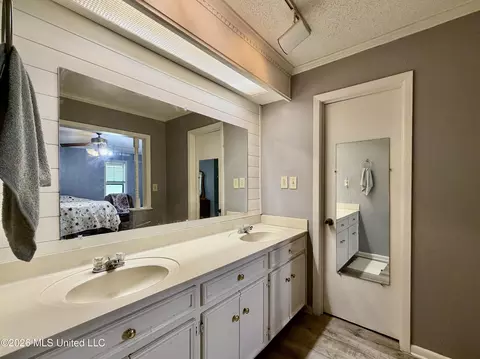 Bath - 215 Trace Cir, Raymond, MS 39154 photo 1 of 3