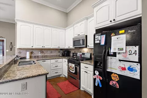 Kitchen - 301 Ridge Pointe Dr, Brandon, MS 39042 photo 2 of 2