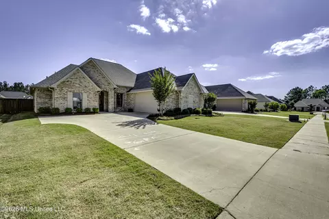 Exterior - 1006 Kensington Dr, Flowood, MS 39232 photo 4 of 12