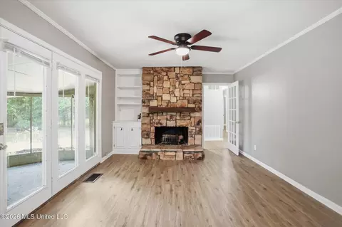 Living - 5523 Wayneland Dr, Jackson, MS 39211 photo 9 of 10