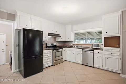 Kitchen - 5523 Wayneland Dr, Jackson, MS 39211 photo 1 of 1