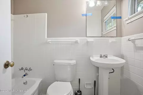 Bath - 5523 Wayneland Dr, Jackson, MS 39211 photo 2 of 2