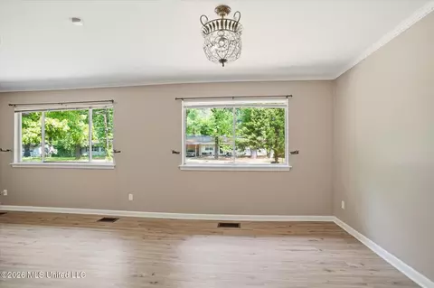 Living - 5523 Wayneland Dr, Jackson, MS 39211 photo 5 of 10