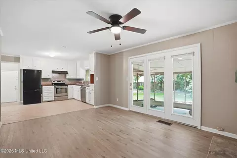 Living - 5523 Wayneland Dr, Jackson, MS 39211 photo 10 of 10