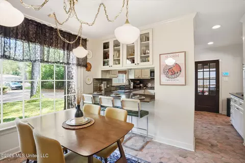 Dining - 2115 Meadowbrook Rd, Jackson, MS 39211 photo 2 of 6