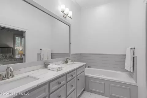 Bath - 4210 Ridgewood Rd, Jackson, MS 39211 photo 2 of 4