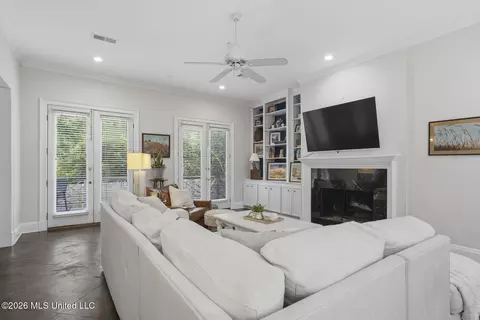 Living - 4210 Ridgewood Rd, Jackson, MS 39211 photo 2 of 2