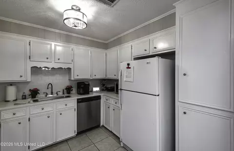 Kitchen - 130 Cypress Dr, Madison, MS 39110 photo 3 of 5