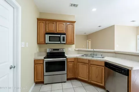 Kitchen - 27 Maroon Dr, Picayune, MS 39466 photo 3 of 4