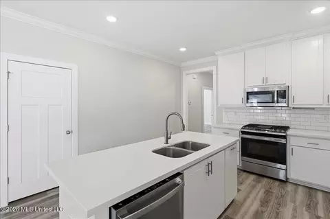 Kitchen - 815 Long Leaf Cir, Brandon, MS 39042 photo 2 of 2